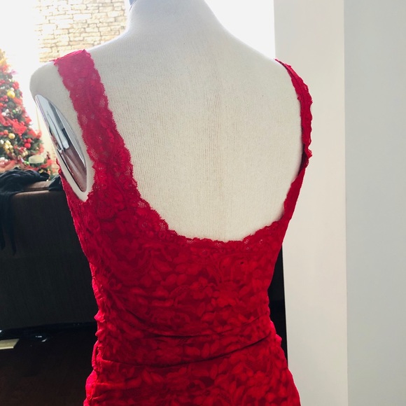 GORGEOUS FIGURE HUGGING DRESS - Picture 3 of 6